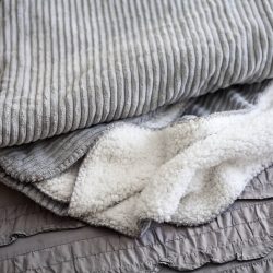 vollbild-von-decke-und-bett